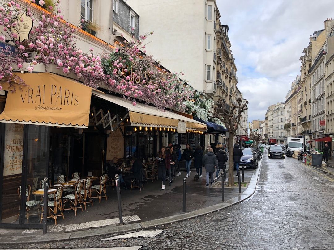 The bar versus table rule in Paris